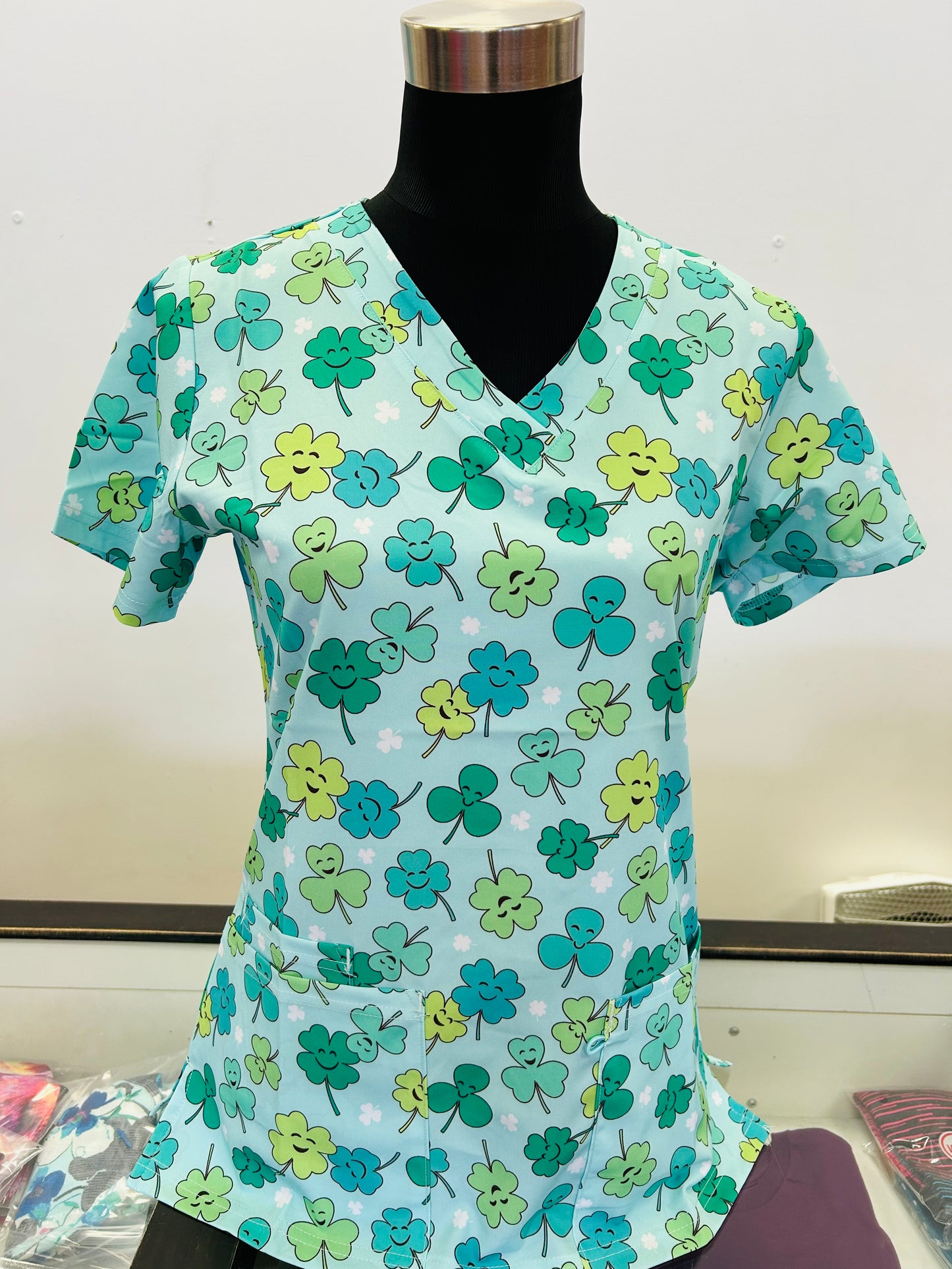 Smiling 4-Leaf Clover Zinnia Printed Women's Scrub Top