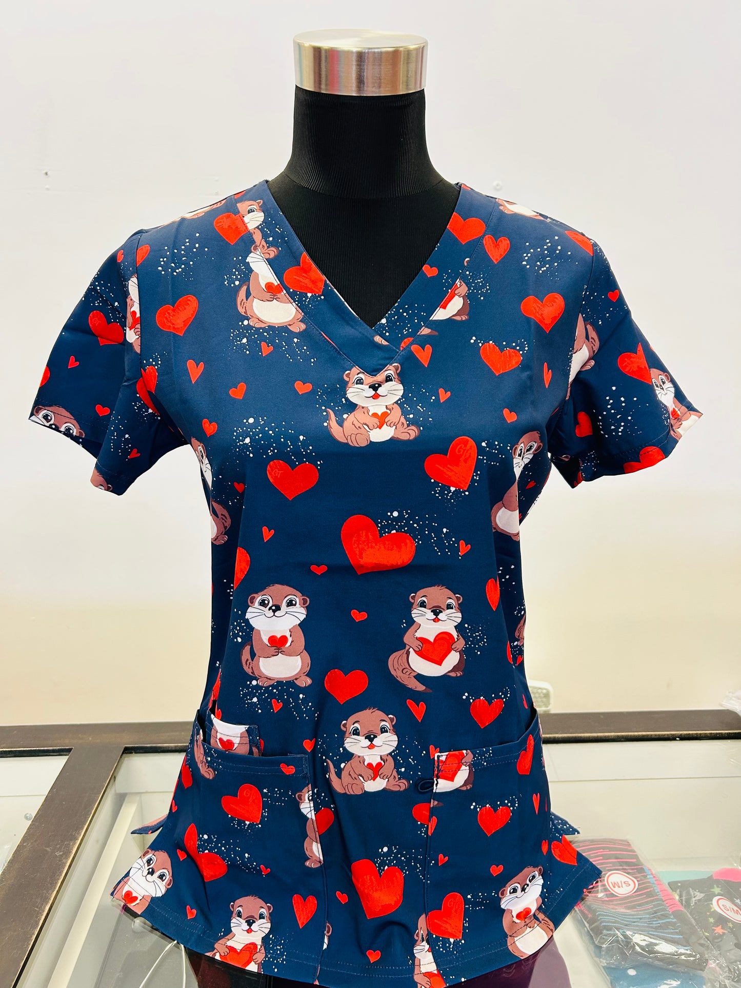 1876 Navy Cute Otters and Hearts Printed Women's Scrub Top