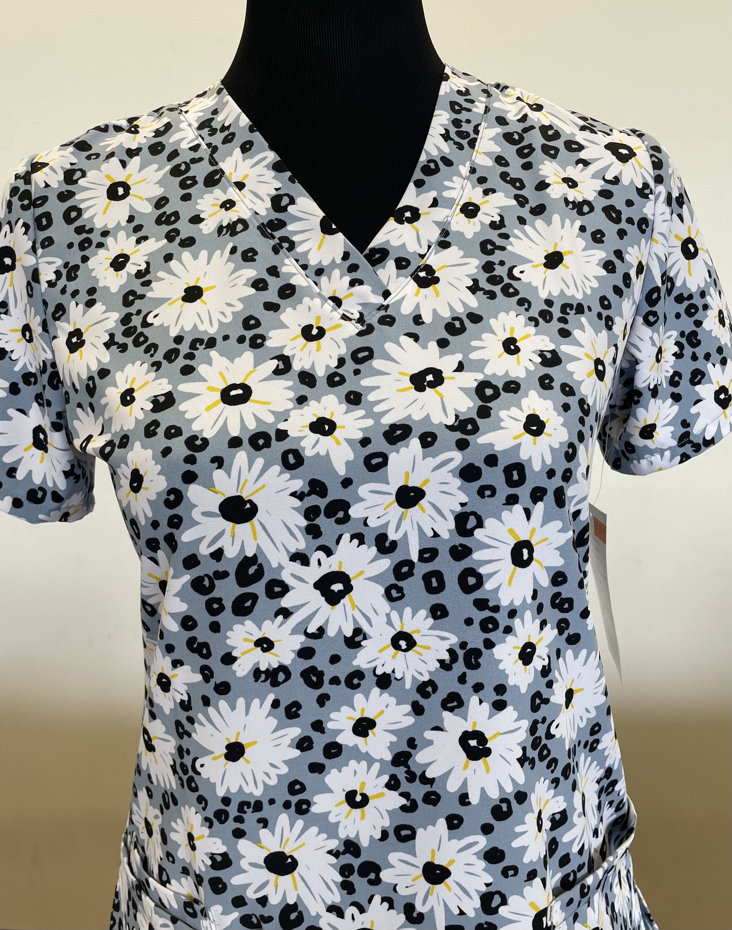 1579GR Daisies on a Sunny Day Zinnia women's Printed Scrub Top